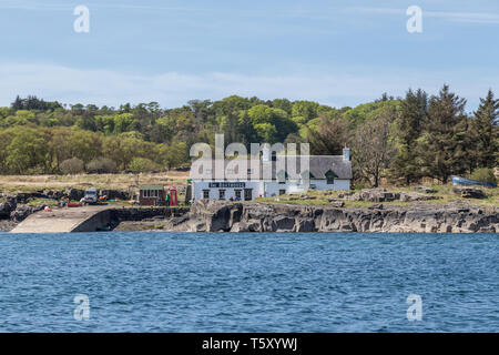 Blick über den Sound von Ulva des Boathouse Restaurant auf der Insel Ulva von der Fähre auf die Isle of Mull, Argyll and Bute, Schottland, Großbritannien Stockfoto