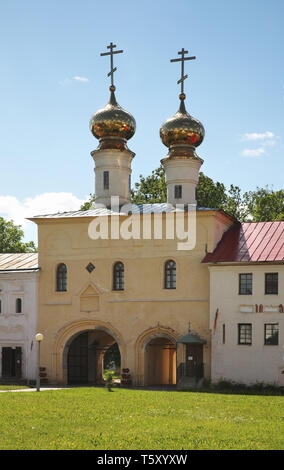 Heilige Tor mit Kirche der Himmelfahrt bei tichwin Annahme Kloster in tichwin. Leningrader Oblast. Russland Stockfoto