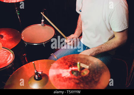 Musiker spielt Schlagzeug in einer Rockband. Stockfoto