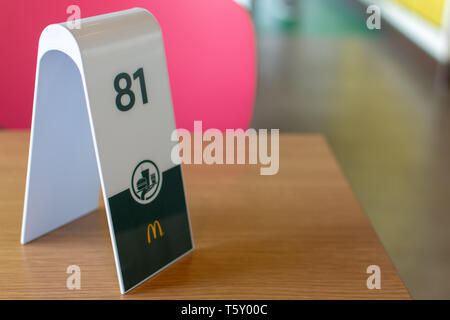 "Al Ain, Abu Dhabi/Vereinigte Arabische Emirate - 4/3/2019 - McDonalds Golden Arches Logo Drive Thru auf einem weißen Hintergrund. Stockfoto