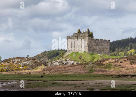 Schloss Tioram (Caisteal Tioram) ist eine Burgruine, die sich auf die Gezeiten Insel Eilean Tioram im Loch Moidart, Lochaber, Highland, Schottland, UK sitzt Stockfoto