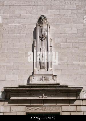 Eine Statue mit dem Titel 'Speed, die moderne Quecksilber" - eine Art déco-Relief an der Mersey Tunnel George's Dock Belüftung und Leitstelle, Liverpool Stockfoto