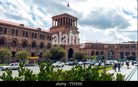 YEREVAN, Armenien - APRIL 17,2019: Das wunderschöne Gebäude auf dem Platz der Republik in Eriwan, die Hauptstadt von Armenien, eine der ältesten Städte in der Stockfoto