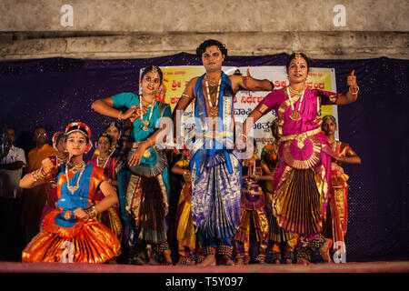 HAMPI, INDIEN - 20. FEBRUAR 2012: Unbekannter Künstler, die traditionellen indischen Tanz in Hampi in Indien im Holi Festival Stockfoto