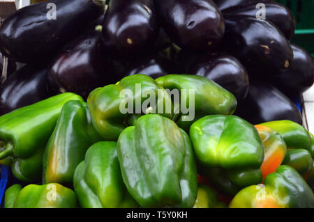 Hell Lila Auberginen und Paprika auf Anzeige in der Zentralen Markt in St. Helier, Jersey, Channel Islands, Großbritannien. Stockfoto