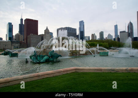 CHICAGO, Illinois, Vereinigte Staaten - 11. Mai, 2018: Der Buckingham Fountain in Chicago in einem Rokoko Hochzeitstorte Stil gebaut und von der Latona inspiriert Stockfoto