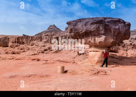 Mann an der berühmten Mushroom Rock in timna Nationalpark in Israel, in der Nähe von Eilat. Stockfoto