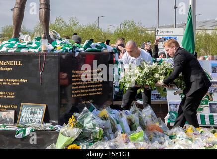 GLASGOW, Schottland - 27 April 2019: Keltischer Manager, Neil Lennon und Keltischen Kapitän, Scott Brown zahlt ihren Respekt zu den späten Billy McNeill. Stockfoto