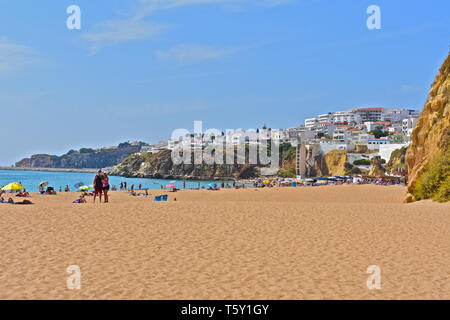 Menschenmassen genießen den Strand mit goldenem Sand in der Nähe der Altstadt von Albufeira an der Algarve Region Portugals. Paar unter selfie am Strand. Stockfoto