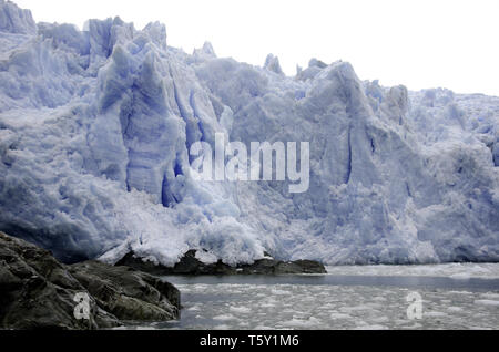 Das Kalben ist häufig in diesem lebhaften glaciet namens El Brujo (die Hexe) und auch Asien im südlichen Chile Stockfoto