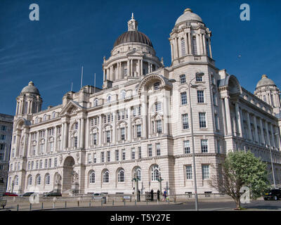 Der Hafen von Liverpool Gebäude, eines der drei Grazien auf Liverpool der historischen, zum UNESCO-Weltkulturerbe Waterfront Stockfoto