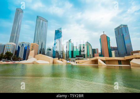 Abu Dhabi Skyline bei Sonnenuntergang. Abu Dhabi ist die Hauptstadt und die größte Stadt der Vereinigten Arabischen Emirate oder Dubai. Stockfoto