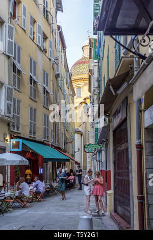 Nizza, Frankreich - 06. JULI 2015: Straßen und die Architektur der Altstadt von Nizza, Frankreich Stockfoto