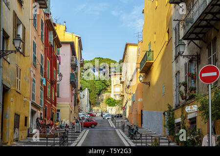 Nizza, Frankreich - 06. JULI 2015: Straßen und die Architektur der Altstadt von Nizza, Frankreich Stockfoto