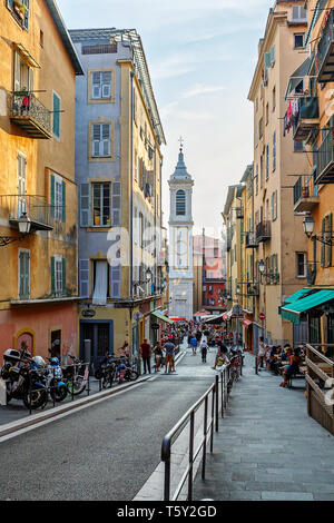 Nizza, Frankreich - 06. JULI 2015: Straßen und die Architektur der Altstadt von Nizza, Frankreich Stockfoto