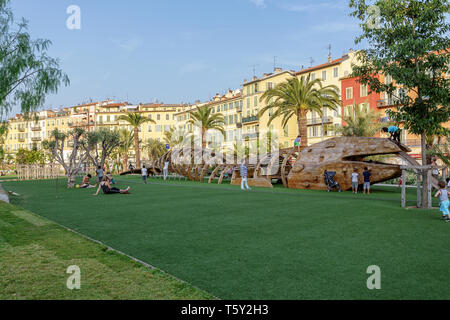 Nizza, Frankreich - 06. JULI 2015: Promenade du Paillon - städtische Park, 2013 eingeweiht, beliebt bei Einheimischen und Touristen. Stockfoto