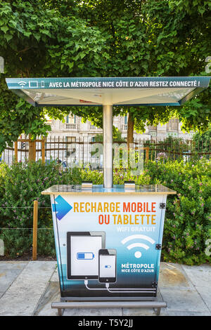 Nizza, Frankreich - 06. JULI 2015: Ladestation für Handys an der Promenade du Paillon in Nizza Stockfoto