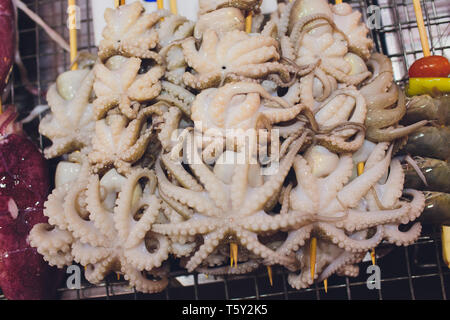 Frisch gefangenen Octopus vulgaris in einem Kasten mit Eis bei der griechischen Fish shop. Stockfoto