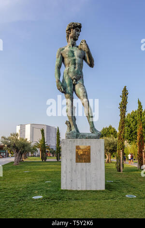 Nizza, Frankreich - 06. JULI 2015: Nizza, Frankreich - 06. JULI 2015: Statue des David in Promenade du Paillon städtischen Park, 2013 eingeweiht, beliebter Ort wit Stockfoto