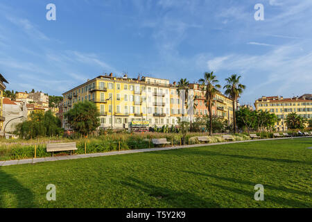 Nizza, Frankreich - 06. JULI 2015: Promenade du Paillon - städtische Park, 2013 eingeweiht, beliebt bei Einheimischen und Touristen. Stockfoto