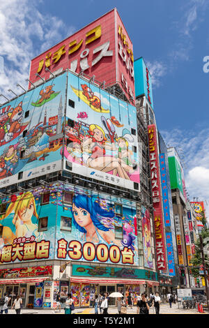 Anime Stil Plakate und Pachinko E-Space Nittaku Zeichen auf Gebäude, Shinjuku, Tokyo, Japan Stockfoto