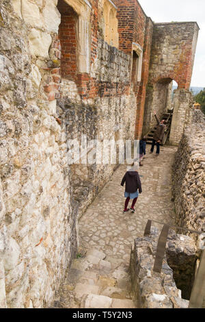 Touristen/Besuchern Spaziergang entlang der Wände/Pfad der Shell halten und vor dem Torhaus, die später Tudor Mauerwerk. Farnham Castle, Castle Hill, Farnham, Surrey. England UK. (108) Stockfoto