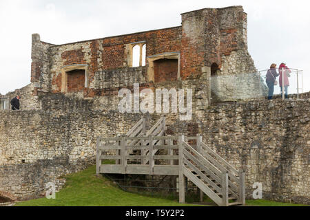 Die Wände des Tankkörpers halten und vor dem Torhaus, die später Tudor Mauerwerk. Farnham Castle, Castle Hill, Farnham, Surrey. England UK. (108) Stockfoto