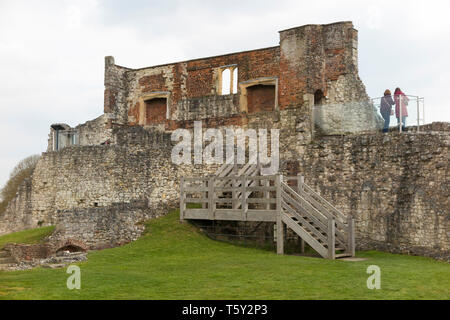 Die Wände des Tankkörpers halten und vor dem Torhaus, die später Tudor Mauerwerk. Farnham Castle, Castle Hill, Farnham, Surrey. England UK. (108) Stockfoto