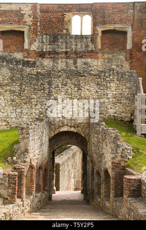 Pfad nach unten führenden flache Schritte in den Wänden, und Pförtnerhaus, das durch Fallgitter geschützt worden wäre, und zusätzliche Tudor Mauerwerk. Farnham Castle, Castle Hill, Farnham, Surrey. England UK. (108) Stockfoto