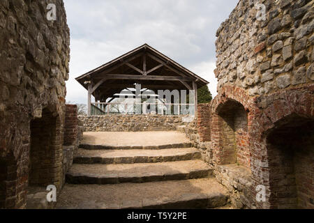 Flache Stufen führen vom Torhaus in die Motte/Innenhof von Farnham schloss. Die Dachkonstruktion der sichtbar ist umfasst die ursprünglichen Norman Platz halten, die U-Bahn zu einem Tiefbrunnen erstreckt. Farnham, Surrey, England UK (108) Stockfoto