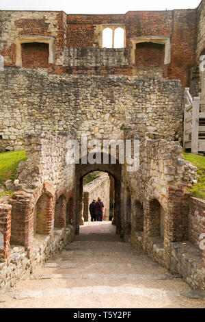 Pfad nach unten führenden flache Schritte in den Wänden, und Pförtnerhaus, das durch Fallgitter geschützt worden wäre, und zusätzliche Tudor Mauerwerk. Farnham Castle, Castle Hill, Farnham, Surrey. England UK. (108) Stockfoto