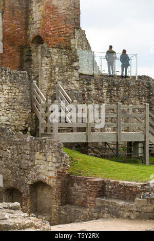 Die Wände des Tankkörpers halten und vor dem Torhaus, die später Tudor Mauerwerk. Farnham Castle, Castle Hill, Farnham, Surrey. England UK. (108) Stockfoto