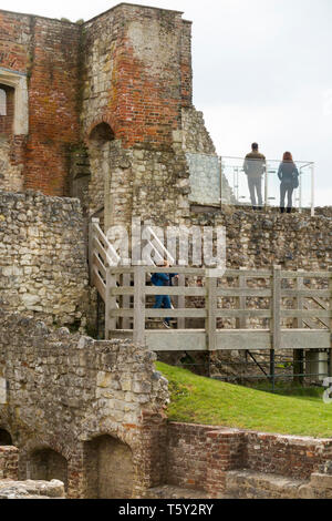 Die Wände des Tankkörpers halten und vor dem Torhaus, die später Tudor Mauerwerk. Farnham Castle, Castle Hill, Farnham, Surrey. England UK. (108) Stockfoto