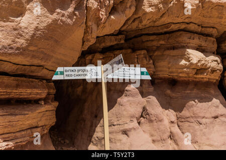 Informationen über den Red Canyon in Israel. Stockfoto