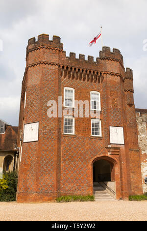 Bishop's Palace Tower Farnham Castle, unter der Flagge von St. George, an einem sonnigen Tag. Castle Hill, Farnham. Surrey, UK (108) Stockfoto