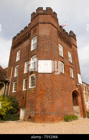 Bishop's Palace Tower Farnham Castle, unter der Flagge von St. George, an einem sonnigen Tag. Castle Hill, Farnham. Surrey, UK (108) Stockfoto