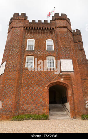 Bishop's Palace Tower Farnham Castle, unter der Flagge von St. George, an einem sonnigen Tag. Castle Hill, Farnham. Surrey, UK (108) Stockfoto