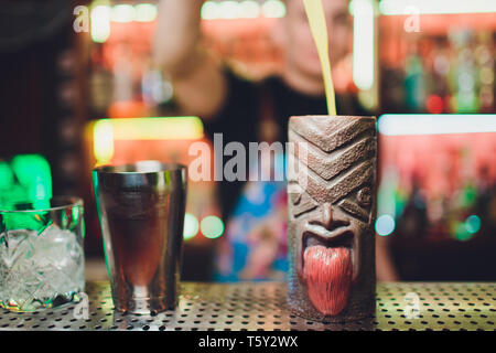 Ufa, Russland, HARAT's Pub, 15. November 2018: Tiki Drink Cocktails. Tropische tiki Cocktails an der Bar. Stockfoto