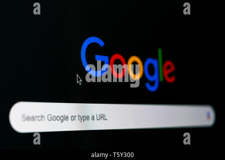 Helsinki, Finnland, 30. März 2019: Google Suche Startseite auf der Apple iMac Monitor schließen oben. Google ist weltweit die beliebteste Suchmaschine. Soci Stockfoto
