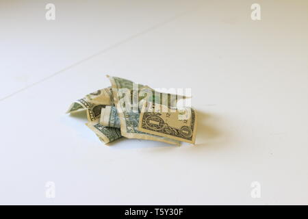 Winkte einem Dollar Bill auf weißem Hintergrund. Stockfoto