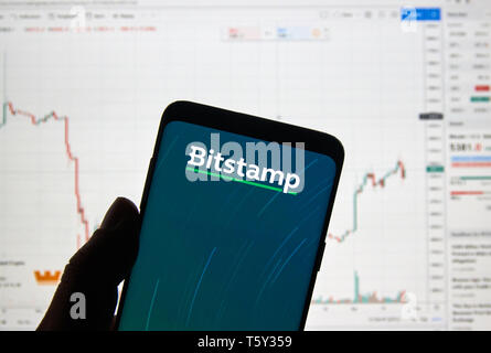 MONTREAL, KANADA - 26 April 2019: Bitstamp cryptocurrency exchange Logo und Anwendung, die auf Android Samsung Galaxy S9 Plus Schirm in einer Hand über eine Runde Stockfoto