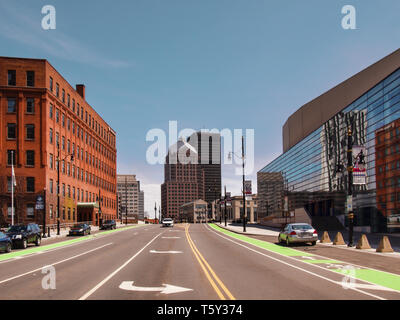 Rochester, New York, USA. April 25, 2019. Blick auf den Osten der Broad Street in der Innenstadt von Rochester, New York auf einem schönen Wochentag Nachmittag Stockfoto