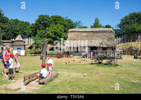 Schüler von Aktien innerhalb der Stadtmauern in Mountfitchet Castle, Stansted Mountfitchet, Essex, England, Vereinigtes Königreich, Stockfoto