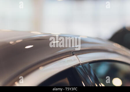 Close up Sommer Bild vor dem Luxus sport silver Auto Dach mit Spiegel in den Händler. Autos für Verkauf Lager. Auto Dealer Inventory. Stockfoto