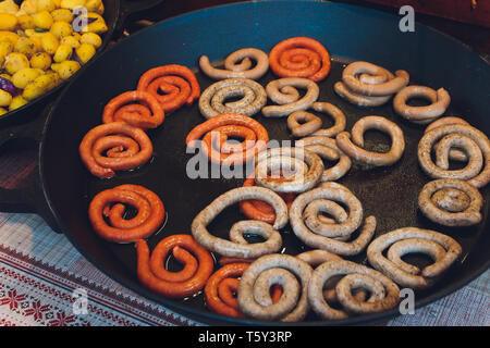 Weißwurst Frühstück mit Würstchen, weiche Brezel und Milder Senf auf Holzbrett aus Deutschland. Stockfoto