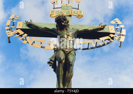 Die Karlsbrücke. Prag. Statue des gekreuzigten Christus auf der Brücke. Stockfoto