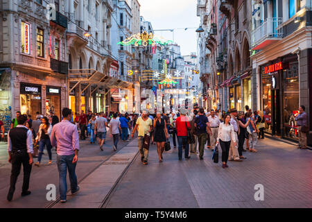 ISTANBUL, Türkei - 22. SEPTEMBER 2014: Istiklal Avenue oder die Istiklal Street ist eine der bekanntesten Fußgängerzone in Istanbul, Türkei Stockfoto