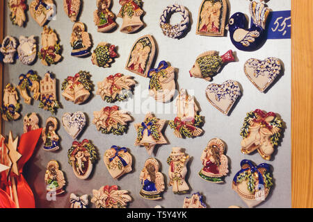 Prag, tschechische Republik - 24 November, 2018: Verschiedene magnet Souvenirs zum Verkauf am lokalen Speicher in Prag. Stockfoto