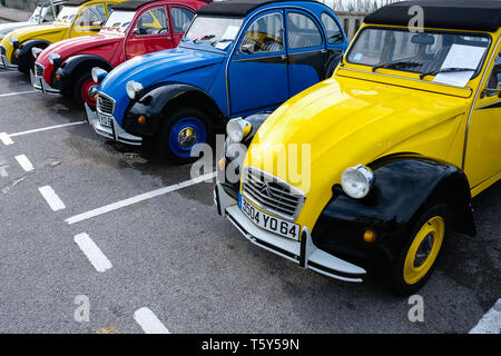 Klassische Citreon 2CV motor Mietwagen in Biarritz, Frankreich. Credit: Gareth Llewelyn/Alamy Stockfoto