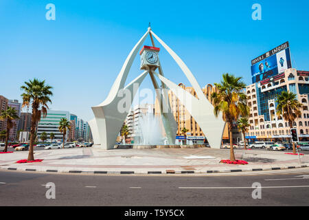 DUBAI, VAE - 24. FEBRUAR 2019: Deira Clock Tower ist ein Wahrzeichen in der Deira Gegend von Dubai in den Vereinigten Arabischen Emiraten entfernt Stockfoto